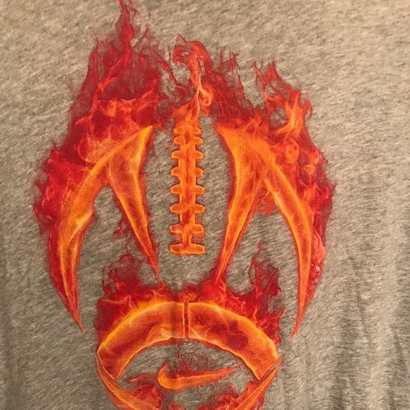 Nike Flaming Hot Football Emblem Athletic Sport Tee Shirt - Picture 2 of 5